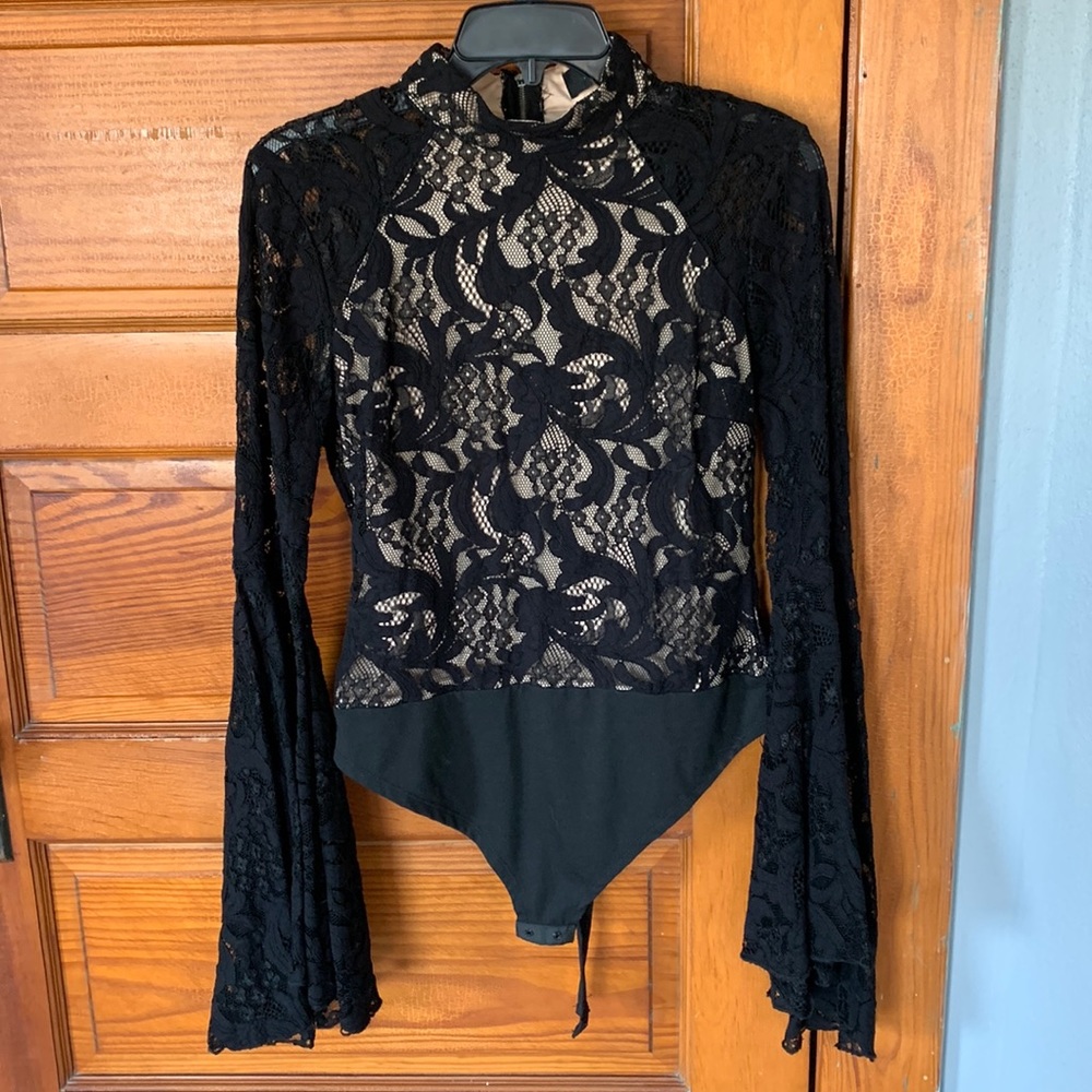 Black lace bell bottom sleeve bodysuit